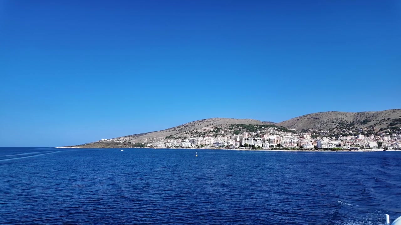 Arnavutluk Saranda şehri, feribotla limandan ayrılış, İyon Denizi, Arnavut Rivierası