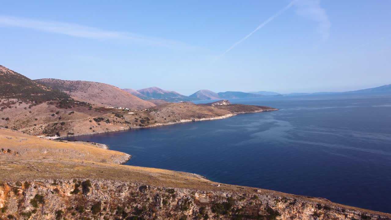 toma aérea ascendente de la costa montañosa albanesa