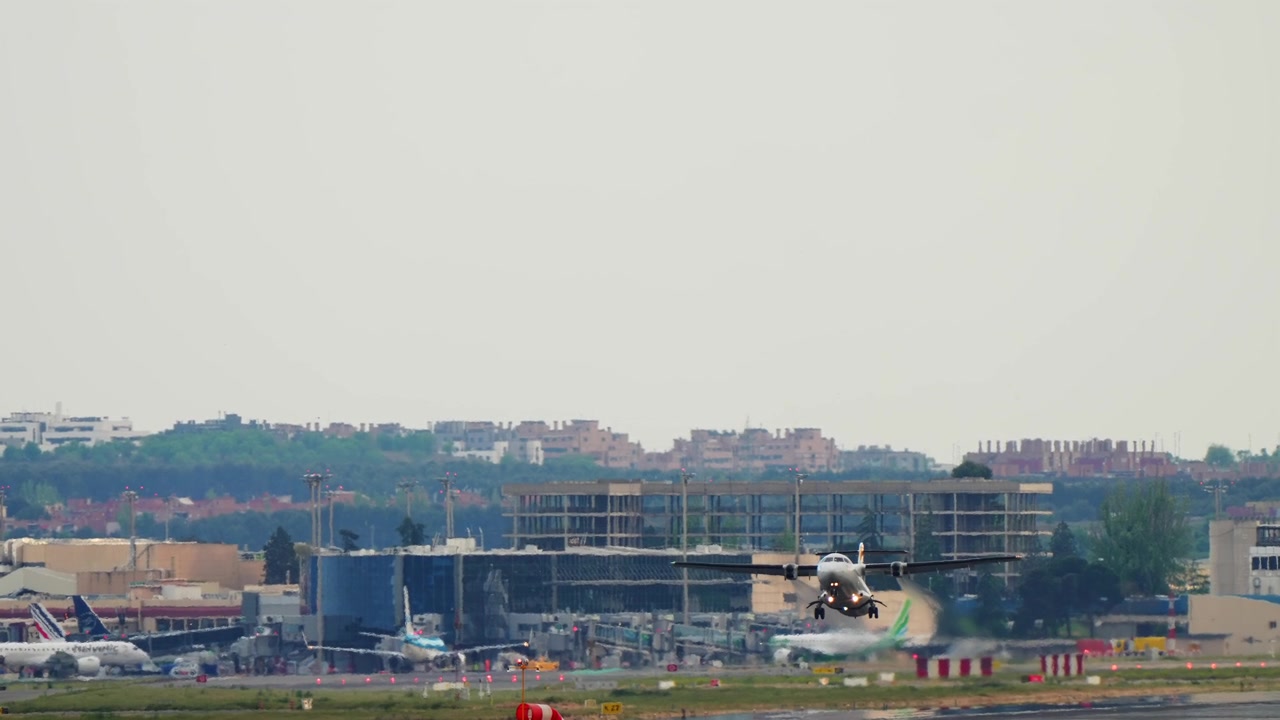 Aereo a elica decolla da pista bagnata