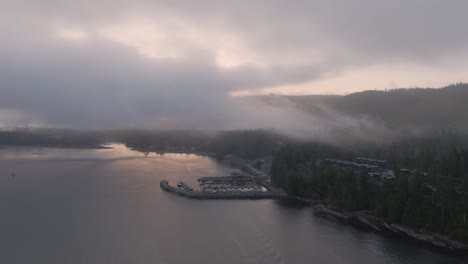 太平洋沿岸一個偏遠的小鎮的空中景色,在雲<unk>的夏天日出時