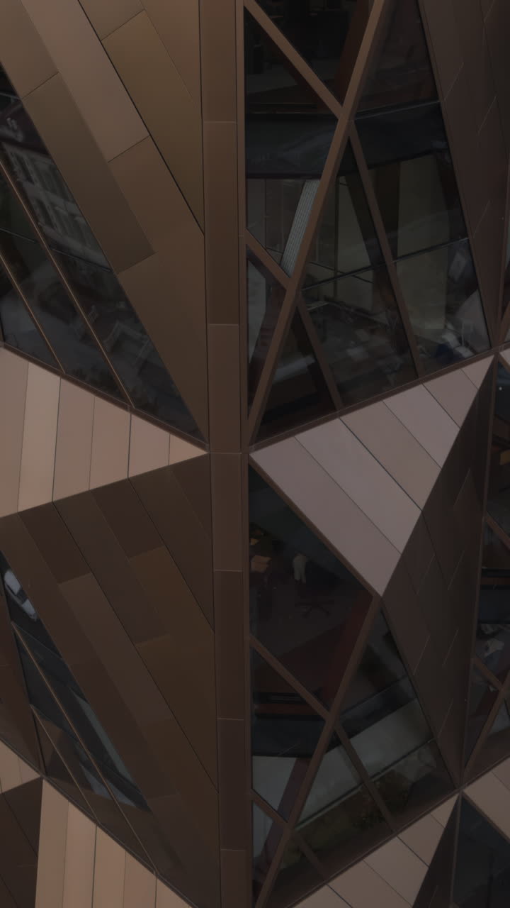 detalle arquitectónico moderno de un edificio de bronce