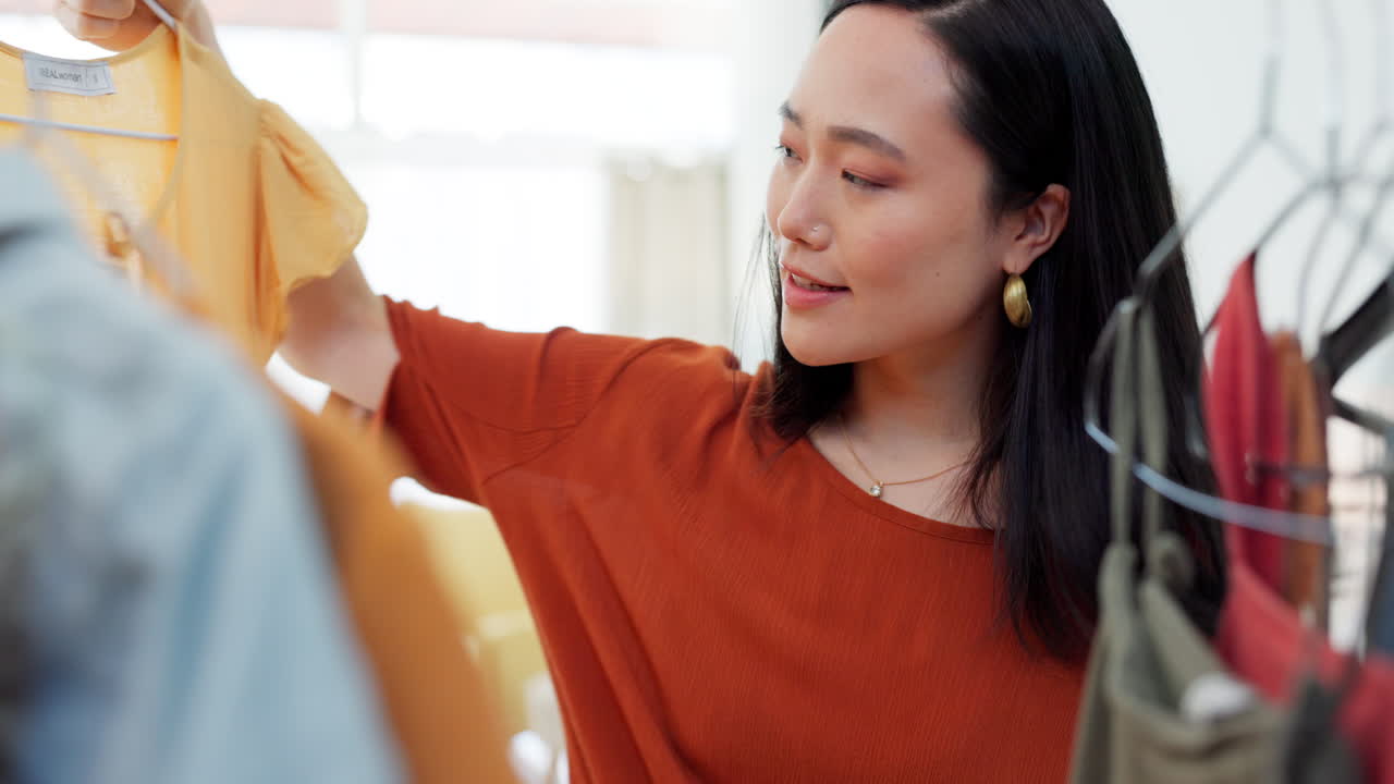 服を買う女性
