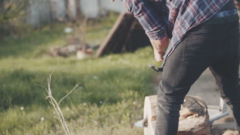 Joven-Usando-Motosierra-En-Jardín