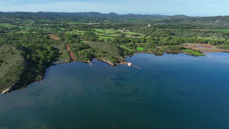 paso elevado cinematográfico pequeña casa en el lago en la costa de menorca, españa