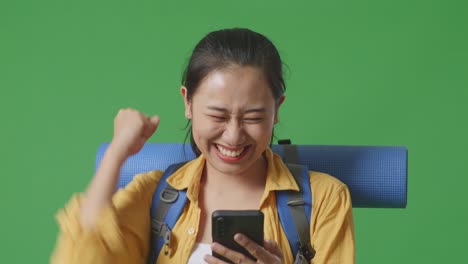휴대전화 와 배 을 들고 축하 하는 행복 한 여자