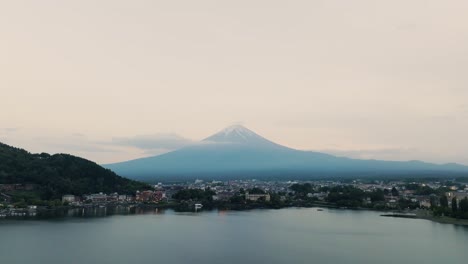 vista panorámica del hermoso lago kawaguchi frente a la nevada montaña fuji, japón
