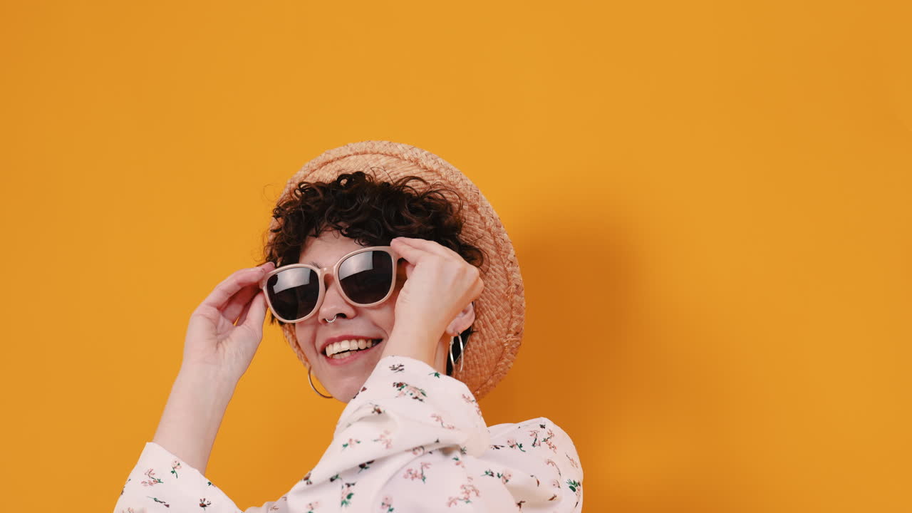 mujer sonriente en moda de verano
