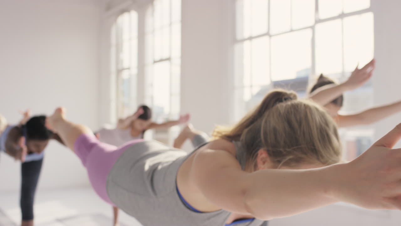 Gruppo multietnico di donne a lezione di yoga che praticano fitness e uno stile di vita sano
