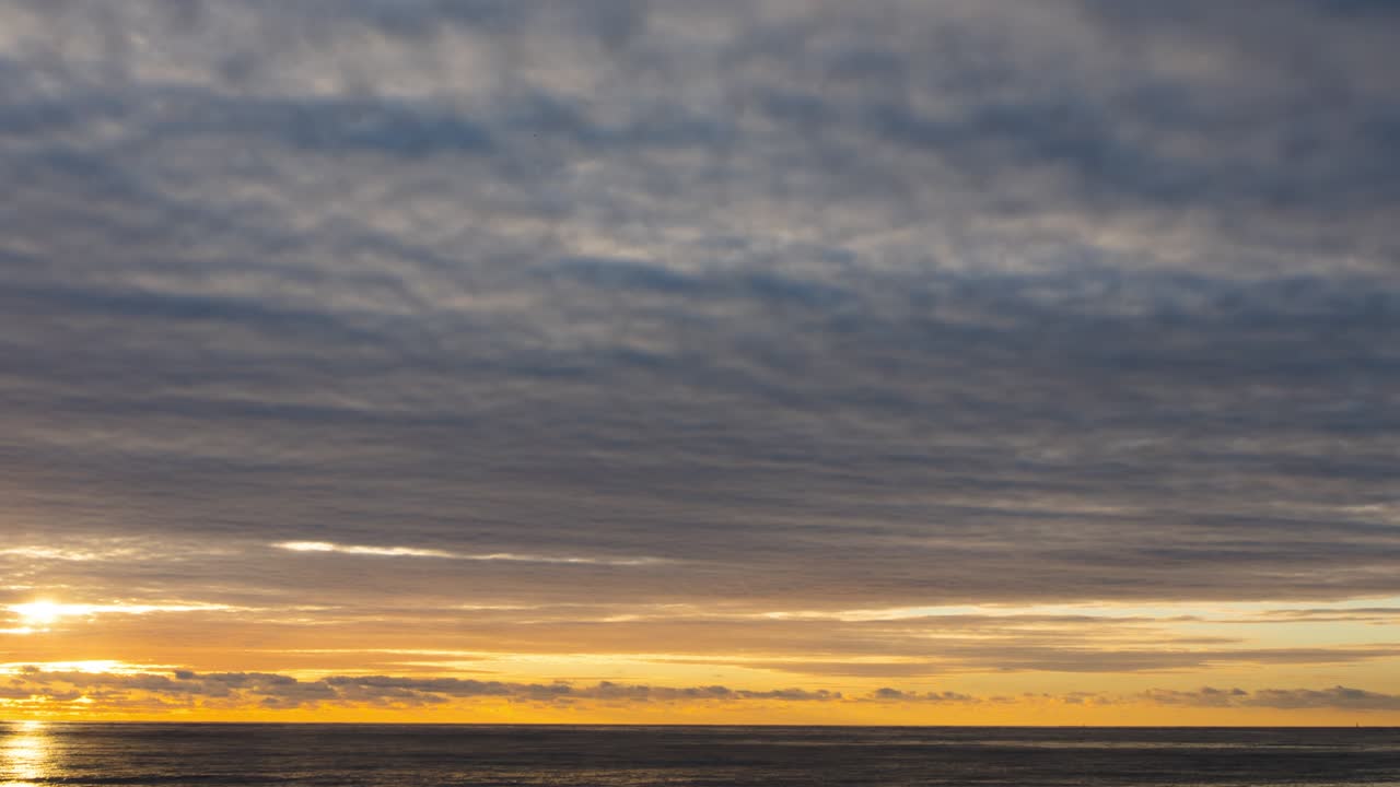 타임스 해변에서 해가 지는 모습