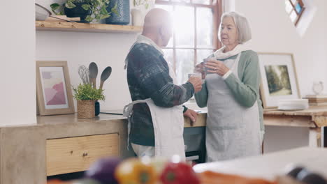 Café,-Discusión-Y-Pareja-Mayor-En-La-Cocina