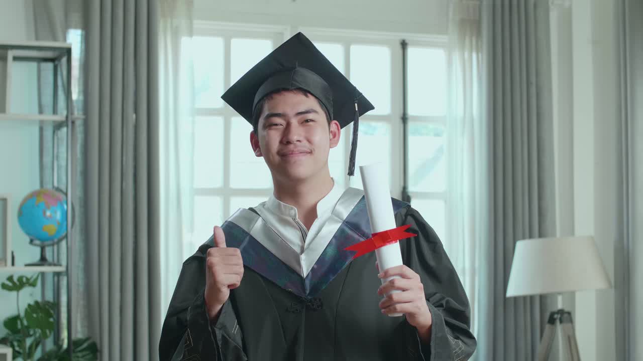 feliz de graduarse con un diploma