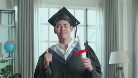 feliz de graduarse con un diploma