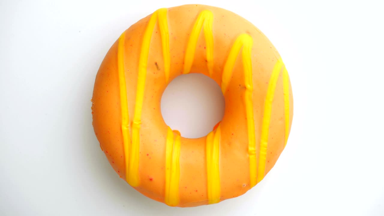 el donut glazado de primer plano.