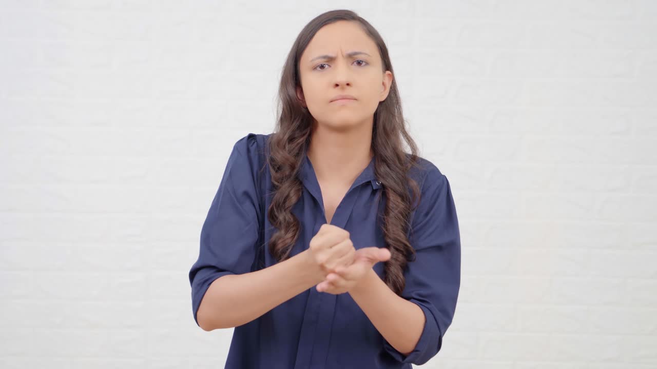 chica india enojada gritando a alguien