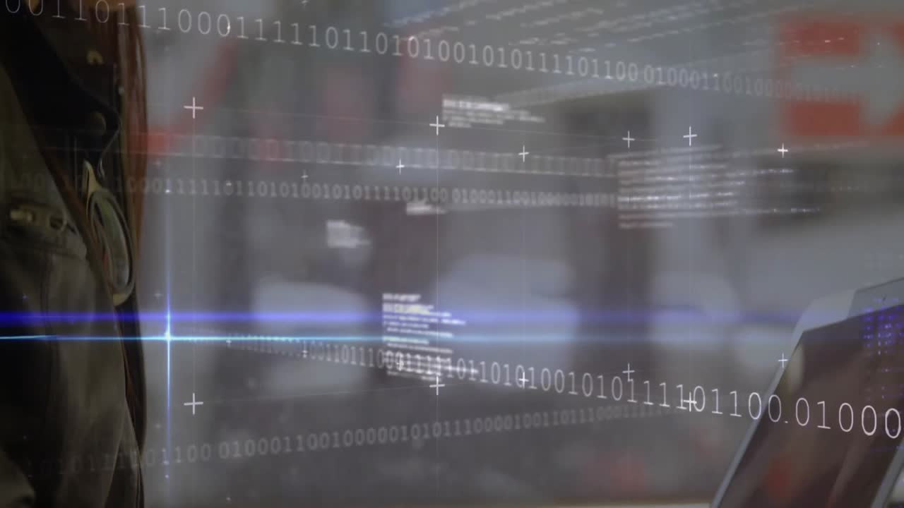 Programvareutvikler skriver på et bærbart tastatur og aktiverer binære- og kodeoverlegg for live analyse.