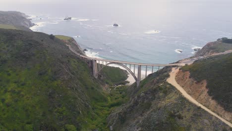 puente bixby en california drone - acercándose alto