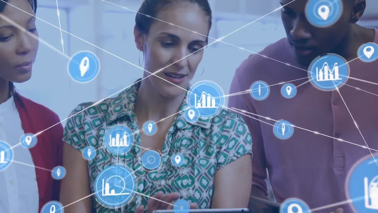 animación de una red de iconos digitales contra diversos colegas discutiendo en la oficina