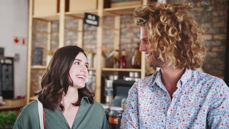 Retrato-De-Una-Pareja-Joven-Comprando-En-Una-Tienda-De-Comestibles-Sostenible-Sin-Plástico