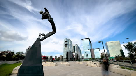 escultura "viento" en el punto de vista de la fuente de petroleos en la avenida paseo de la reforma en un día nublado en la ciudad de méxico