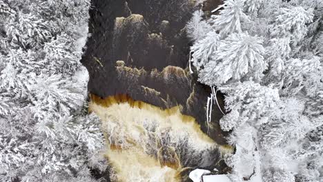 Winterluftaufnahme-Des-Tahquamenon-Falls-State-Park