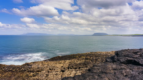 Lapso-De-Tiempo-De-La-Costa-Escarpada-Con-Nubes-En-Movimiento-Y-Rocas-Marinas-En-Aughris-Head-En-El-Condado-De-Sligo-En-El-Camino-Atlántico-Salvaje-En-Irlanda