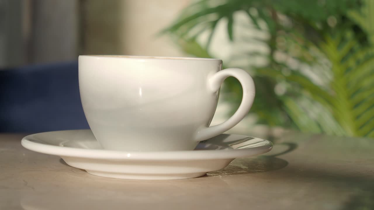 Una tazza di caffè su un tavolo
