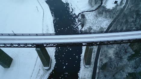 Descendiendo-Directamente-Sobre-El-Viaducto-De-Findhorn-Hacia-El-Río-Casi-Congelado-Debajo