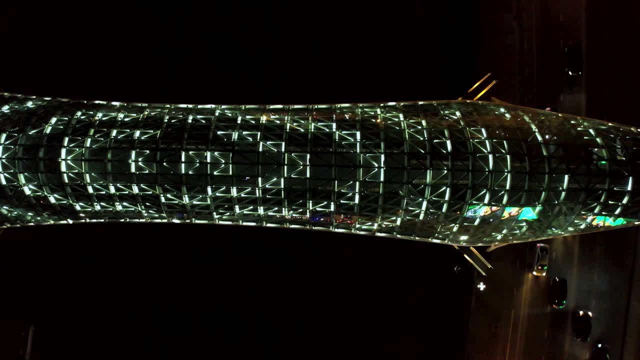 밤에 조명 된 유리 다리