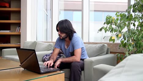 hombre trabajando en un teclado de computadora portátil
