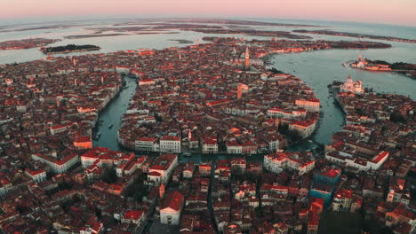 Circling-drone-shot-of-central-Venice-city-in-the-late-sunset-light