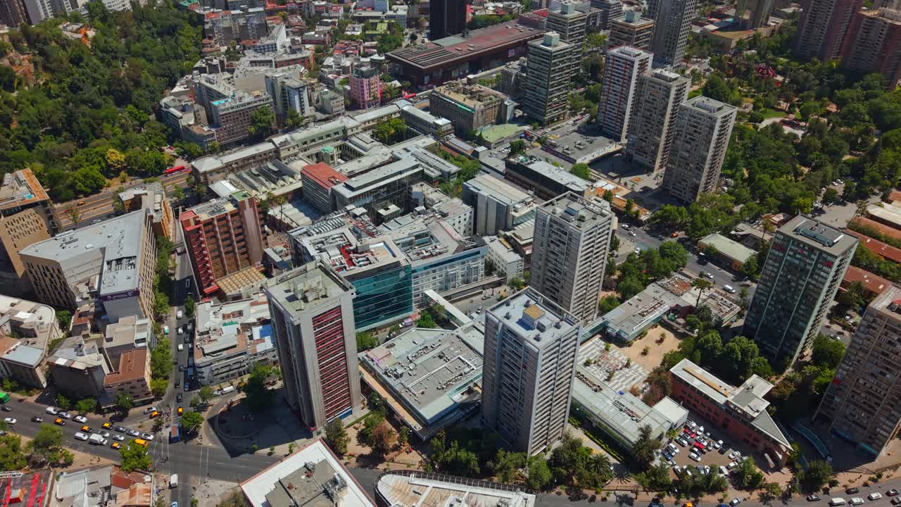 Drone filmando Santiago, Chile – Centro da cidade, telhados com o Hospital UC CHRISTUS