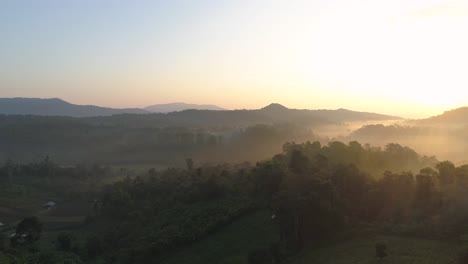 Paisaje-Aéreo-Bañado-Por-Rayos-De-Sol