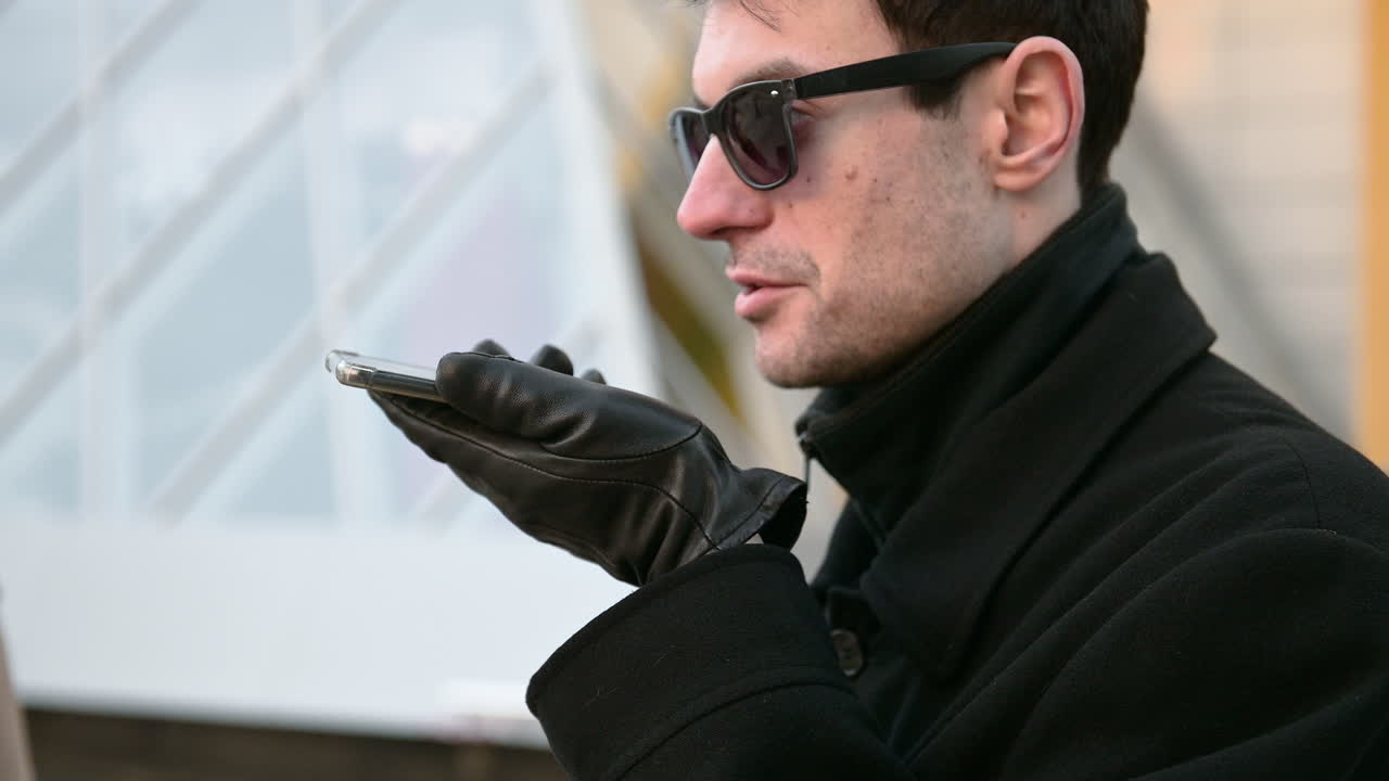 겨울날 야외에서 휴대전화로 통화하는 장님