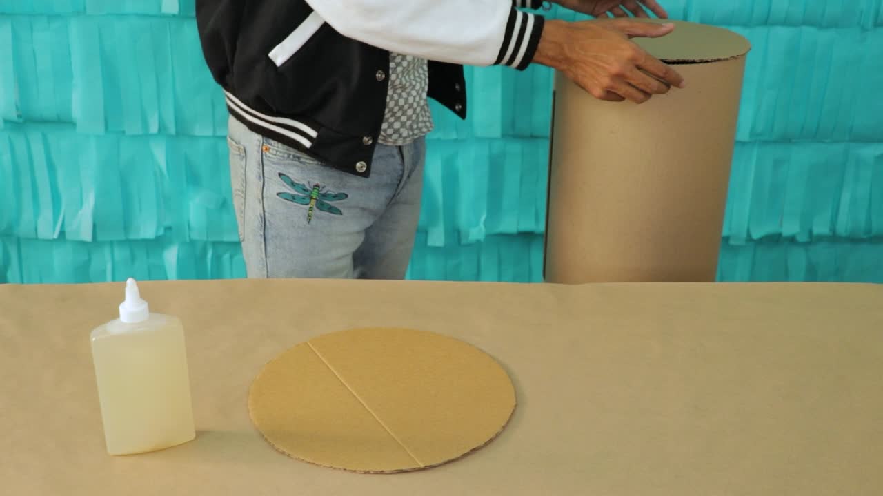 artesanía con círculos de cartón y pegamento en un entorno de taller artístico, primeros planos prácticos