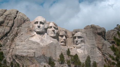 Eine-Zeitrafferaufnahme-Des-Mount-Rushmore-In-South-Dakota,-Aufgenommen-An-Einem-Teilweise-Bewölkten-Tag