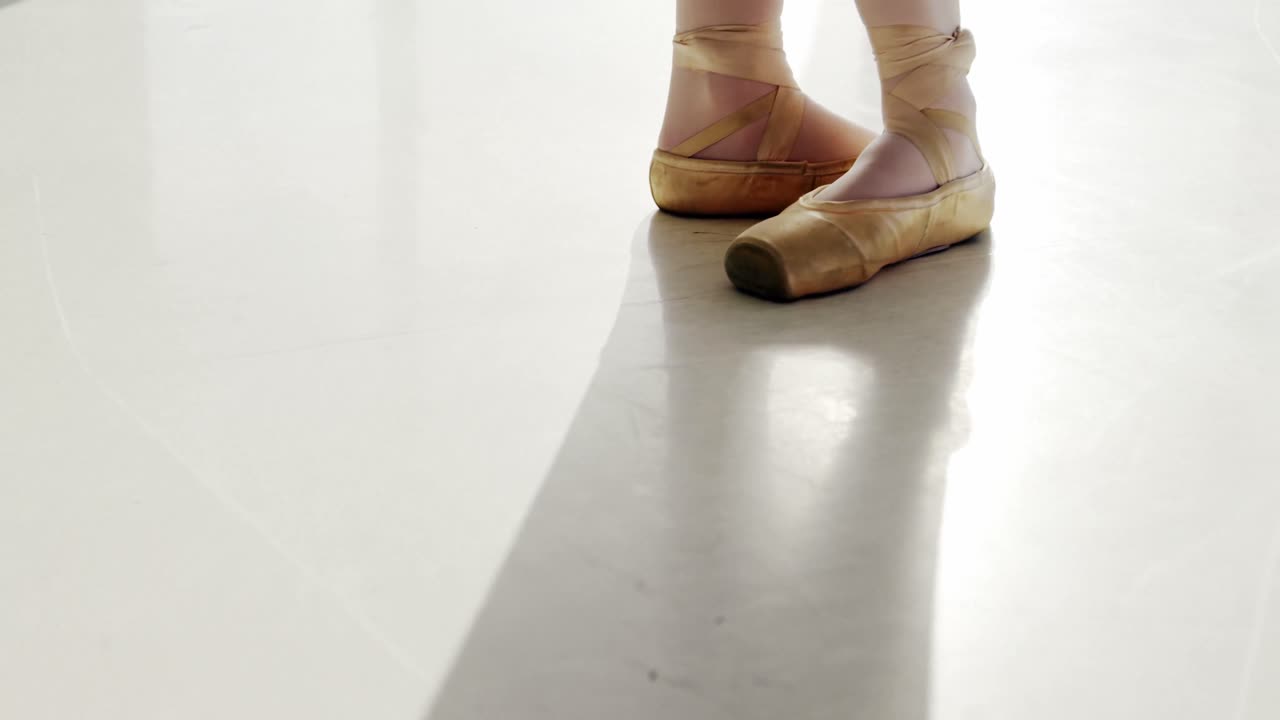 los pies de los bailarines realizando danza de ballet