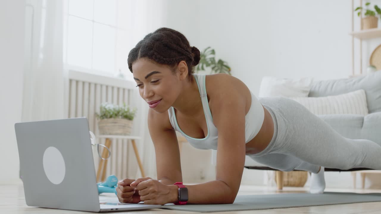 mujer haciendo ejercicio de tabla en línea