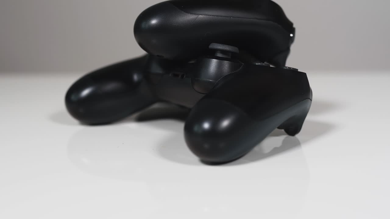 게임 시스템에서 두 개의 핸드헬드 컨트롤러 근접 촬영