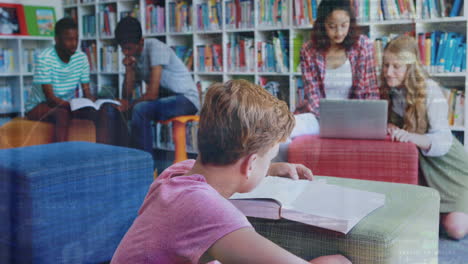animación del procesamiento de datos sobre diversos estudiantes en la biblioteca