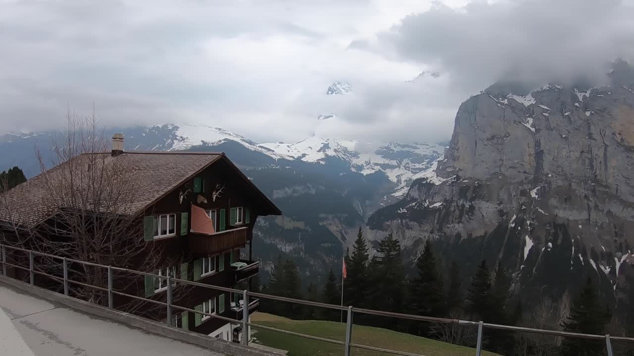 movimiento de lapso de tiempo de las nubes que se mueven sobre la famosa estación de esquí suiza de murren en suiza con un viejo chalet tradicional en un día de invierno
