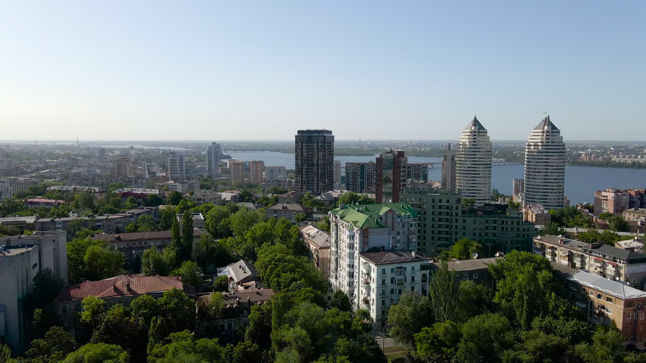 una vista de drones de la ciudad capital de kiev se expandió significativamente sobre el río, ucrania