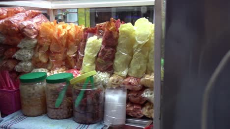 una toma cinematográfica de una tienda de comida callejera local