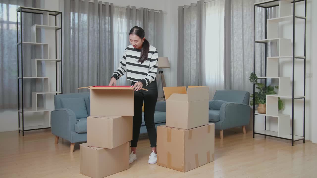 이동용 상자를 포장하는 여성