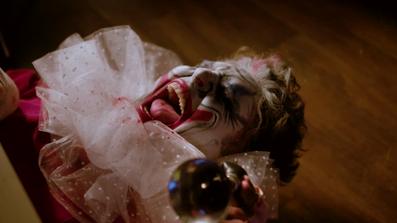 persona espeluznante con una risa malvada