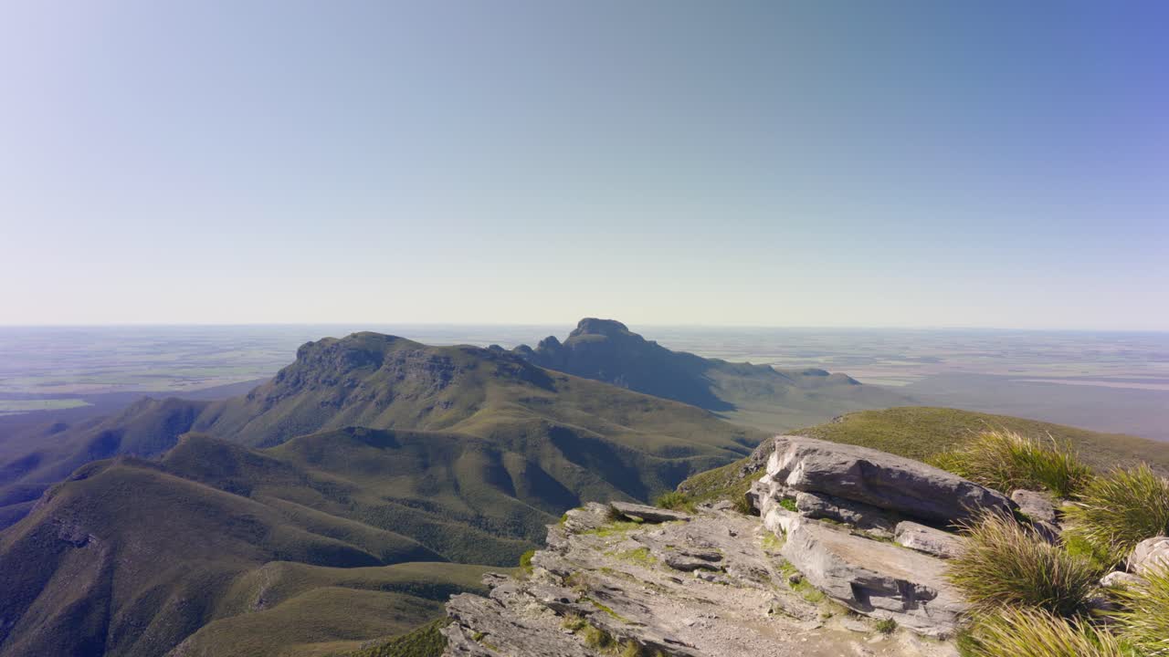 vista de la montaña en un pico ventoso