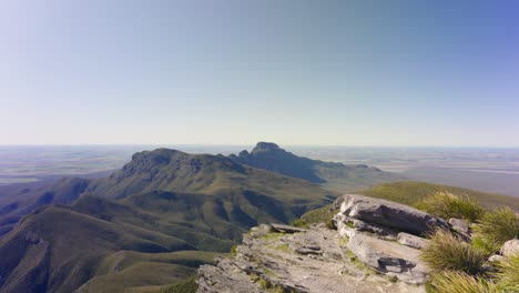 Vista-A-La-Montaña-En-Un-Pico-Ventoso