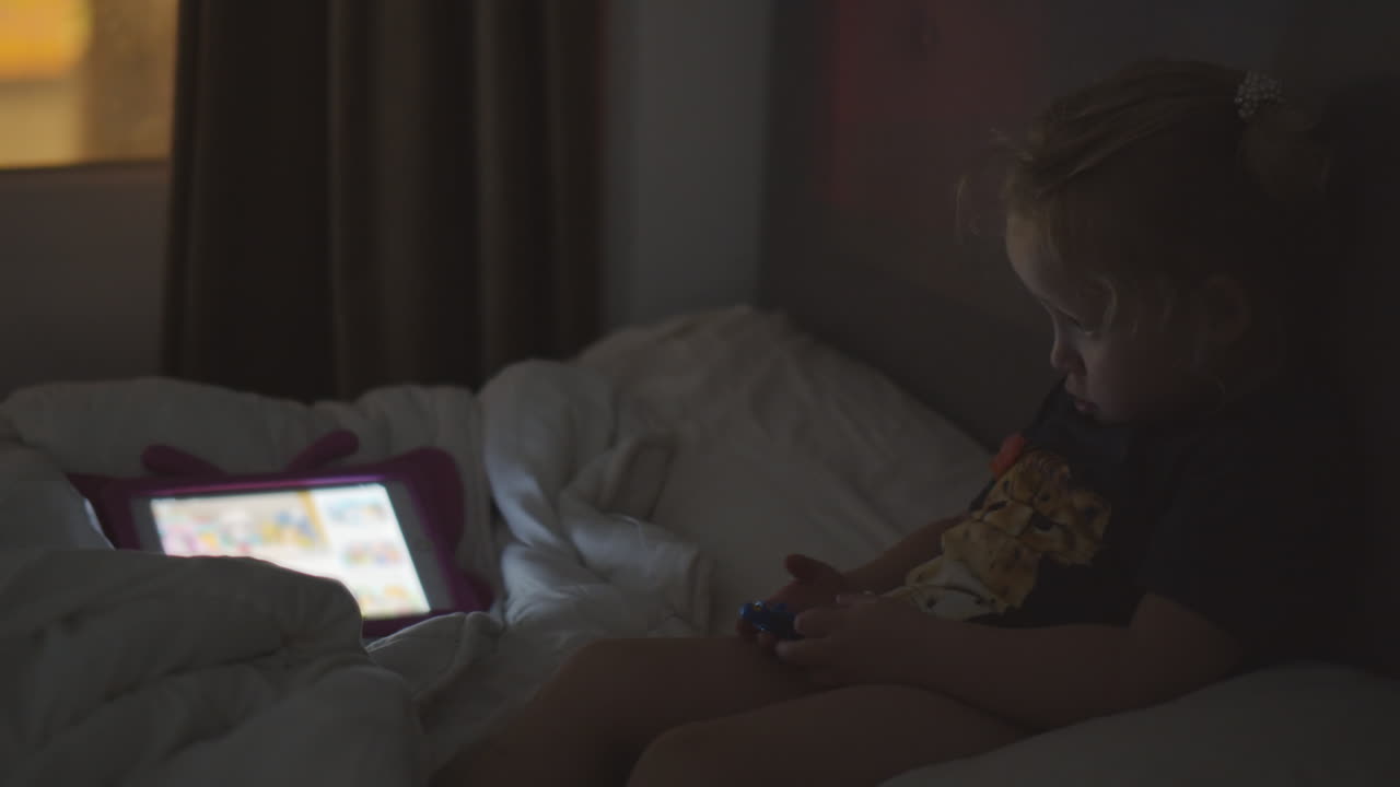 девочка смотрит мультфильмы поздно вечером