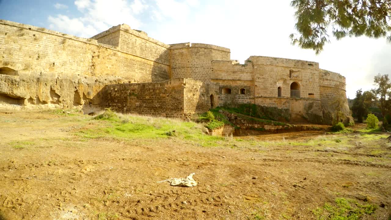 un profundo foso de la fortaleza medieval de famagusta, panorama del camión y un montón de escombros
