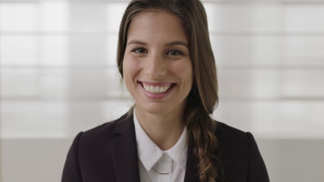 hermosa mujer de negocios retrato de una joven interna caucásica riendo feliz mirando a la cámara con un elegante traje formal