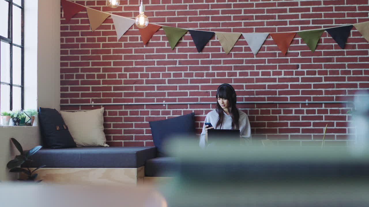 편안한 공동 작업 공간에서 일하는 여성